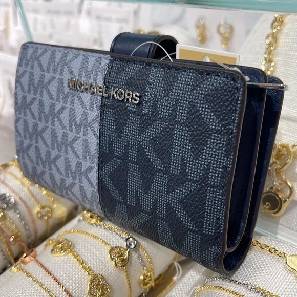 Michael Kors Jet Set Medium Two-Tone Logo Bifold Wallet
Navy Multi 
NWT - Picture 6 of 16